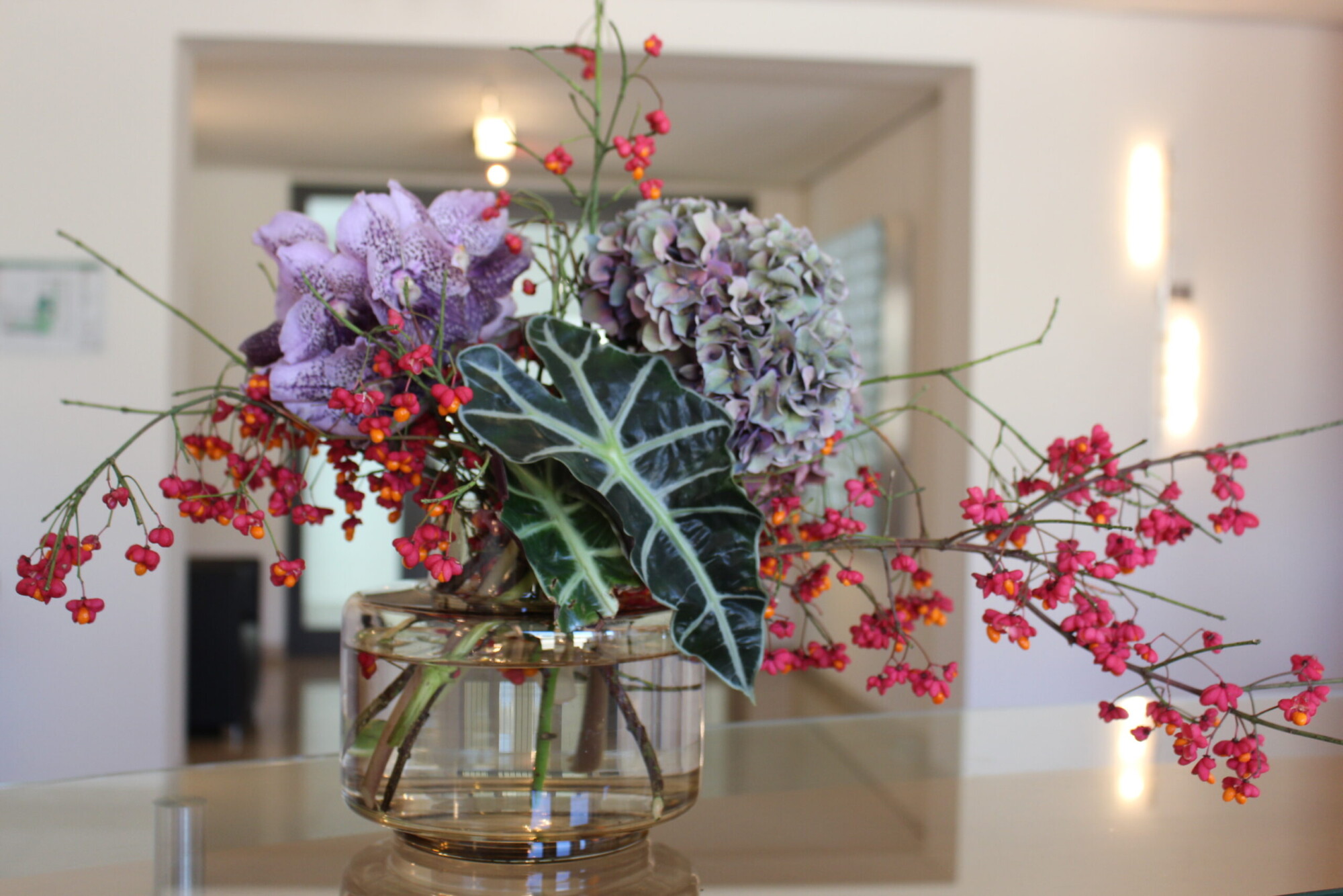 Farbenfroher Blumenstrauß in Vase – regelmäßig im Abo erhältlich