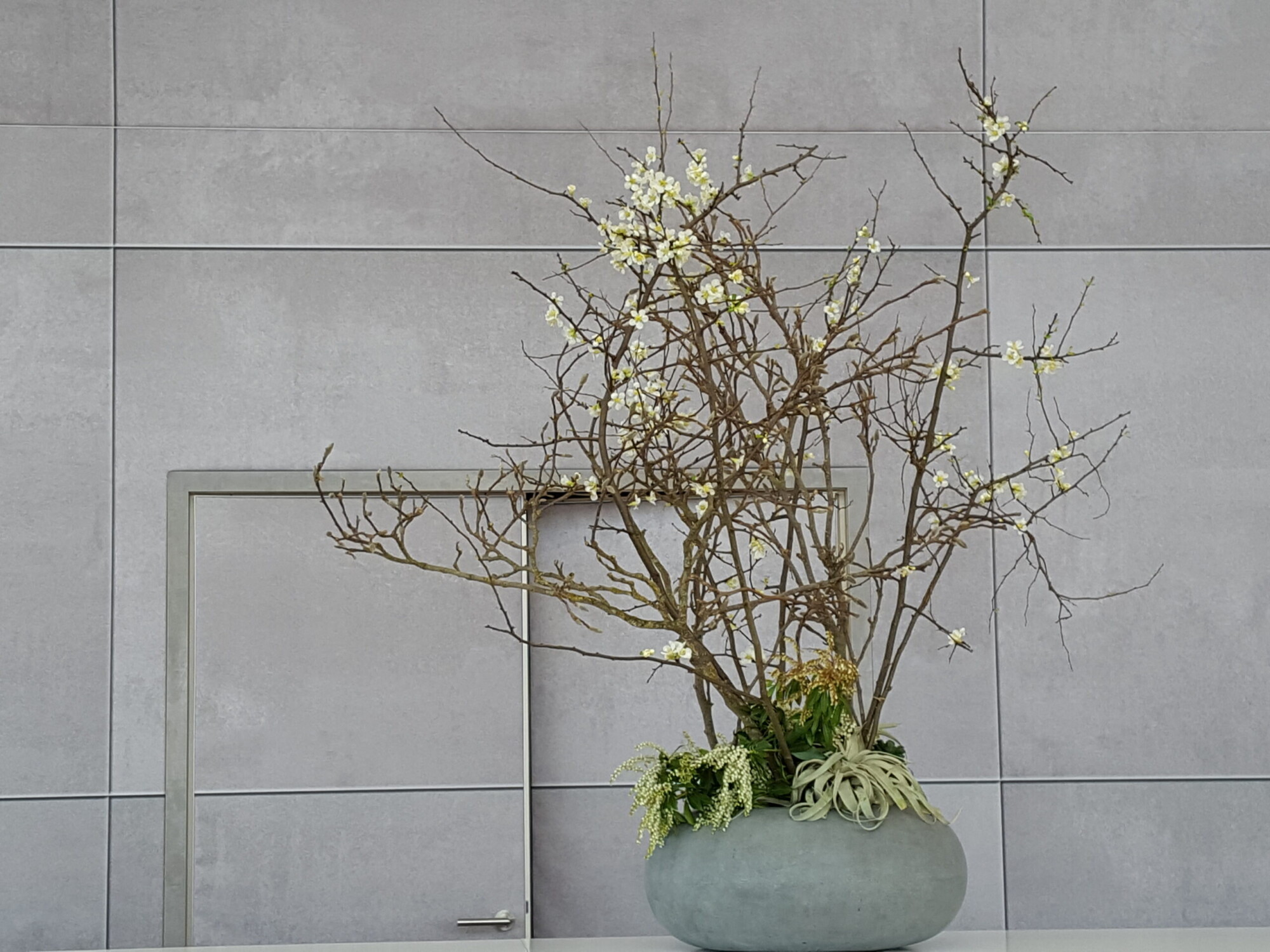 Stilvolles Blumenarrangement mit neutralen Tönen – Abo-Lieferung